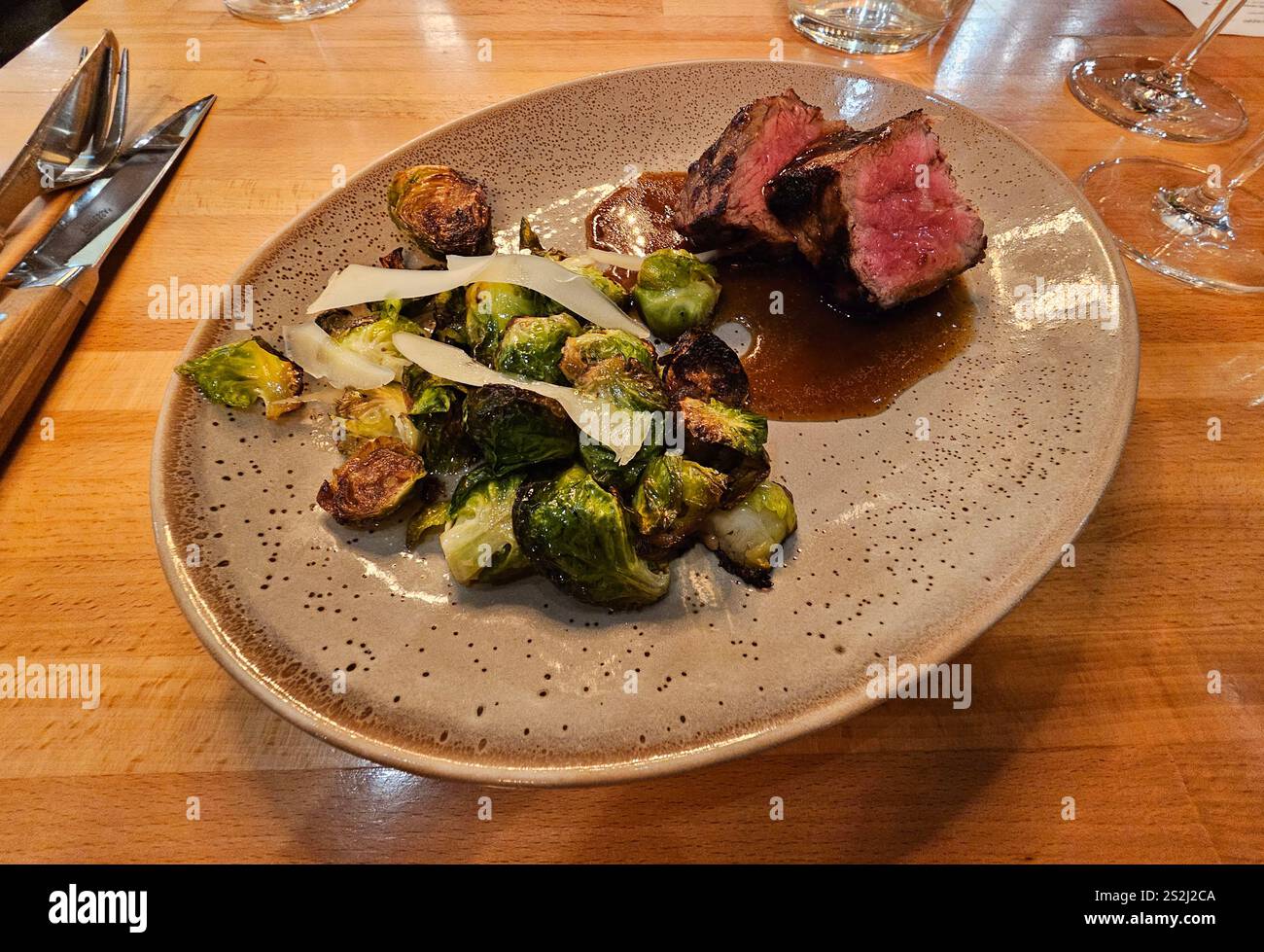 Rinderfilet mit rosenkohl - Smartphone-aufgenommenes Stockfoto