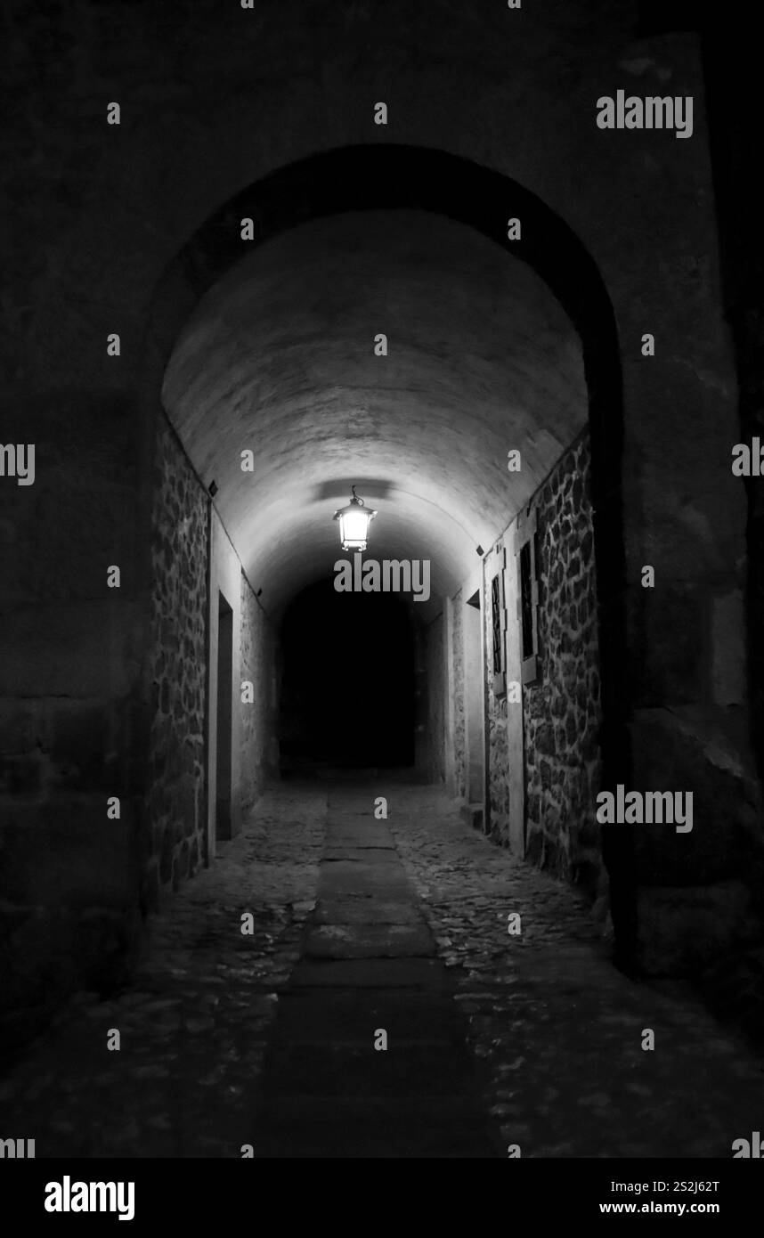 Schmaler Durchgang mit Vintage-Straßenlaterne bei Nacht in Albarracin, Teruel, Spanien Stockfoto