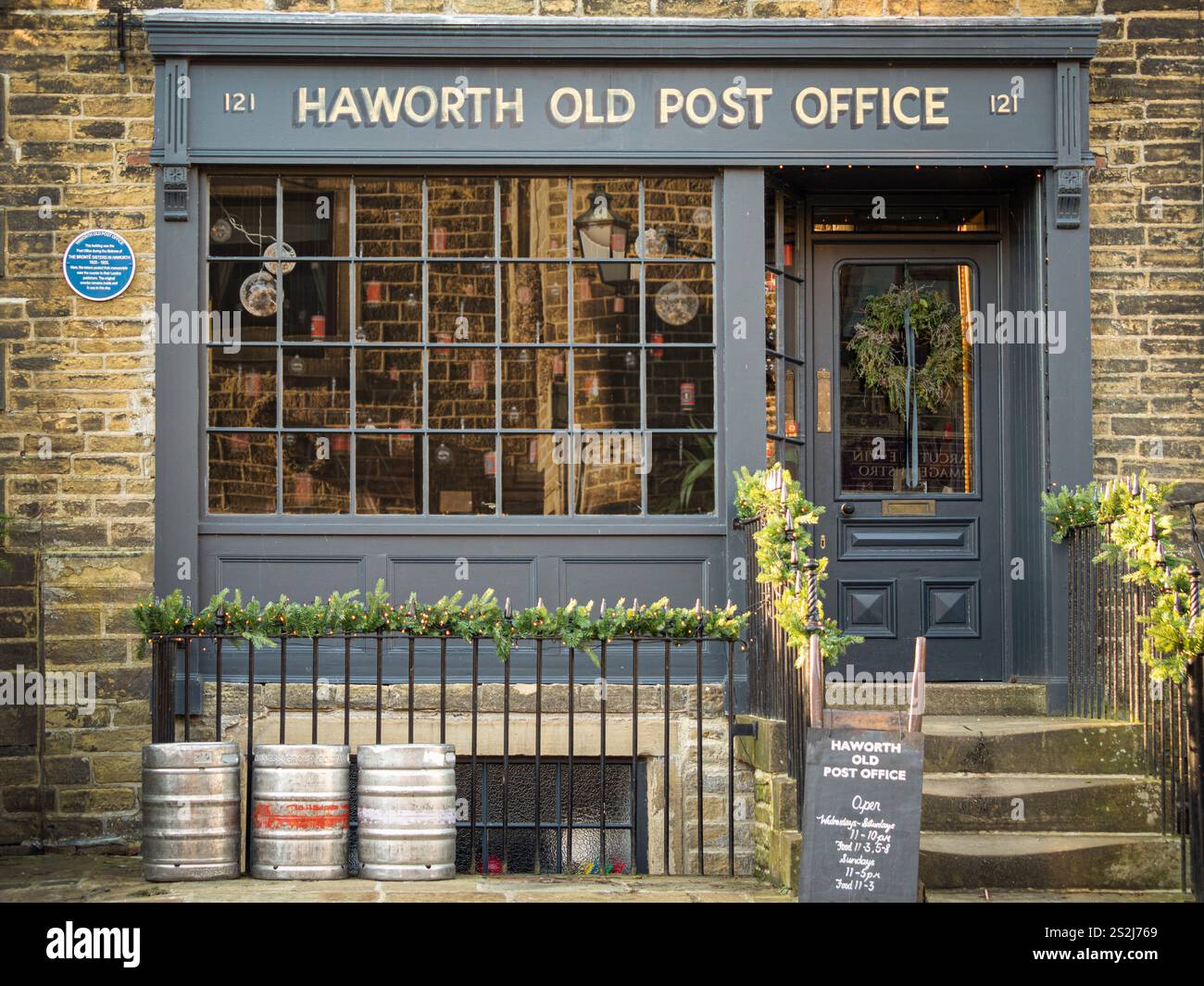 Äußere des Haworth Old Post Office. Das ursprüngliche Postamt von Brontë ist heute eine Café-Bar an der Main Street, Haworth, Großbritannien Stockfoto