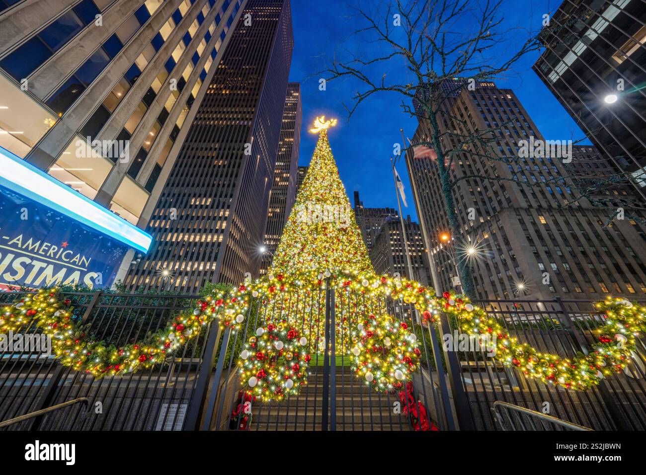 Fox News TV Station und der All american Christmas Tree am Fox Square Manhattan, New York City, New York, USA Stockfoto