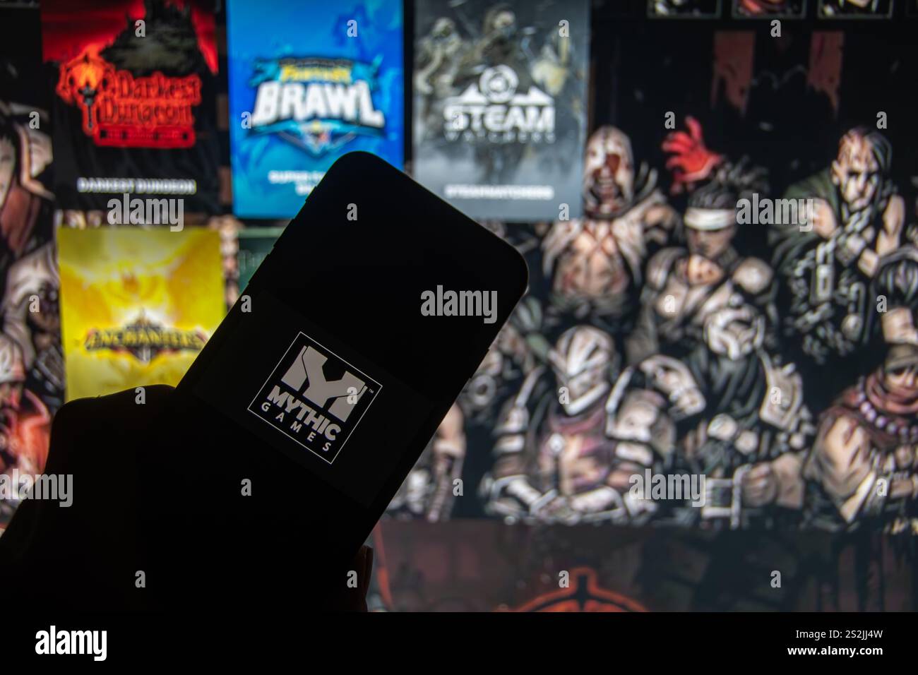 Rheinbach, Deutschland 6. Januar 2025, das Markenlogo des Spieleentwicklers „Mythic Games“ auf dem Display eines Smartphones vor der Website Stockfoto