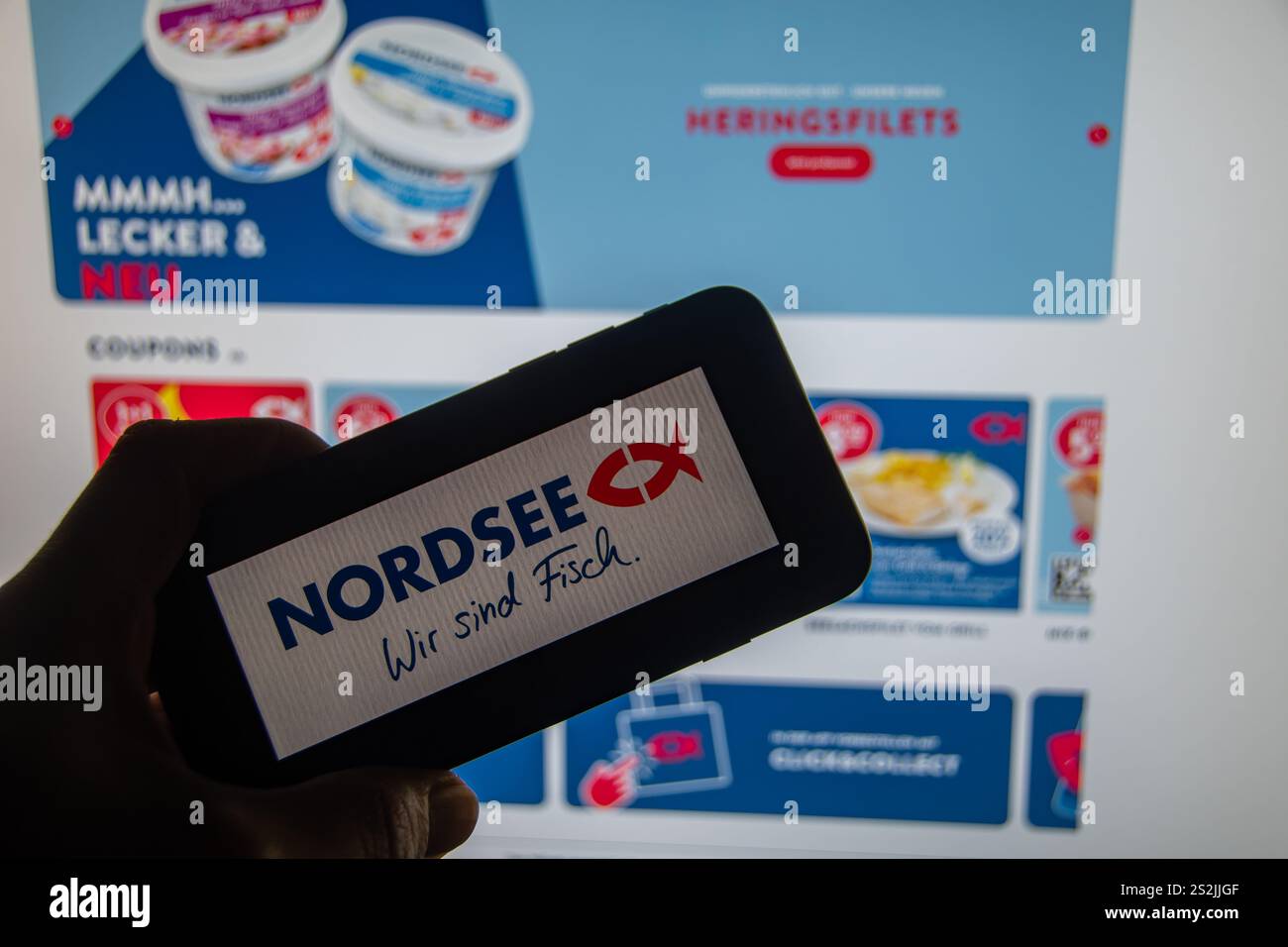 Rheinbach, Deutschland 6. Januar 2025, das Markenlogo der Fast-Food-Restaurantkette Nordsee auf dem Display eines Smartphones vor der Website Stockfoto