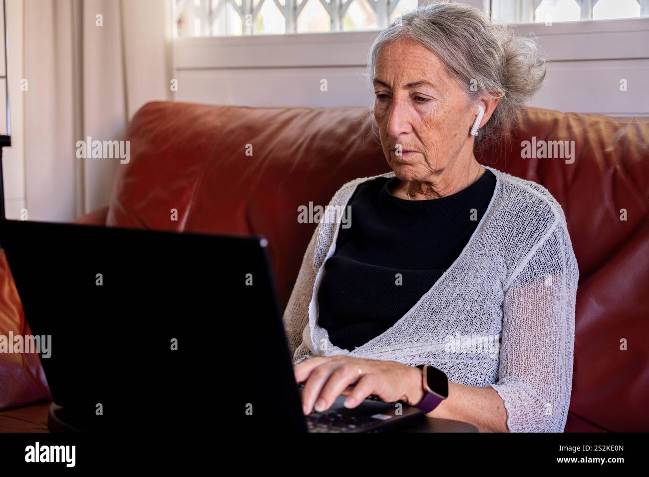 Ältere Frau im Ruhestand und neue Technologien Stockfoto