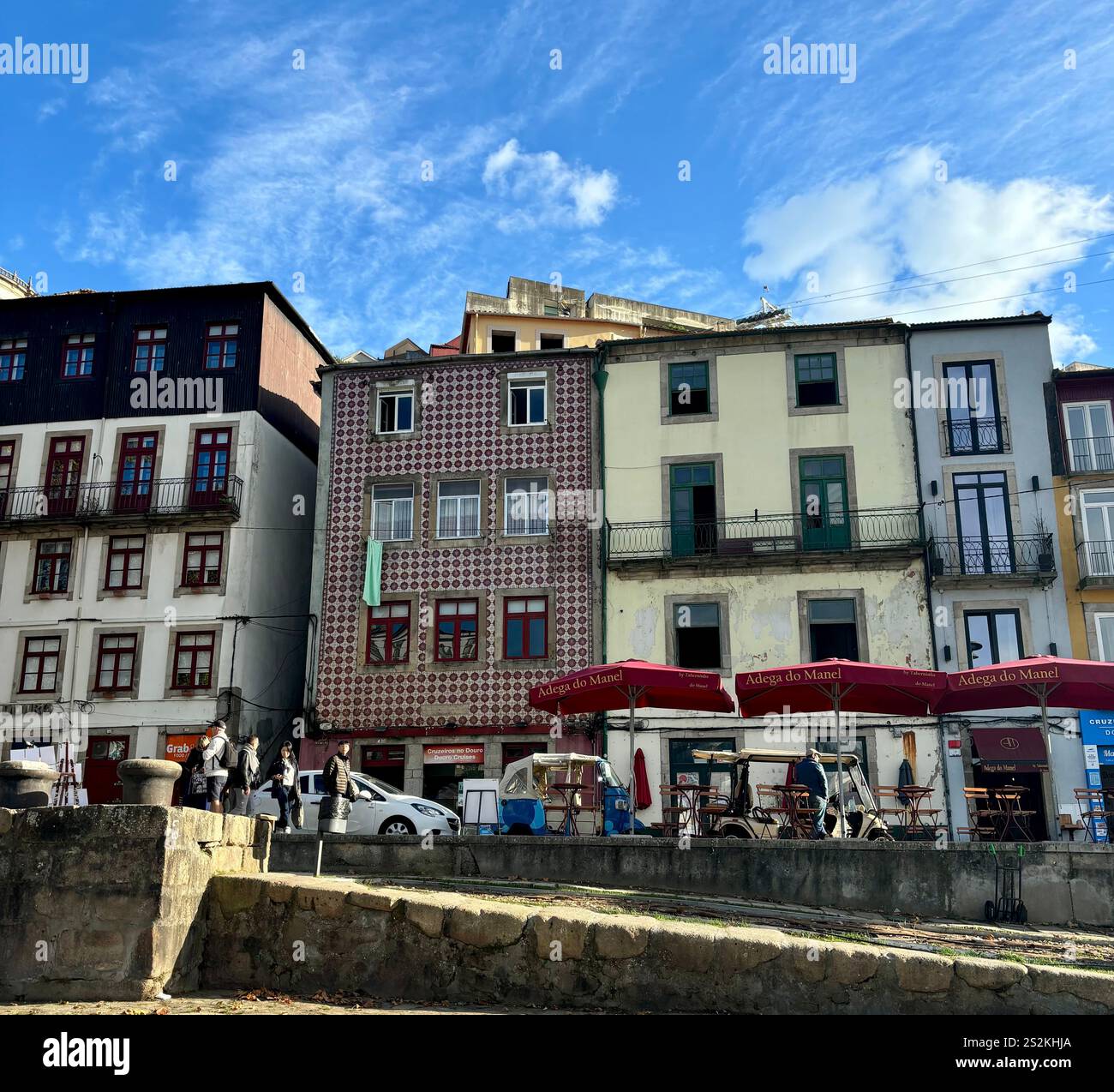 Wunderschöne historische Gebäude entlang der Uferpromenade von Porto, Portugal. Die farbenfrohen Fliesen und Farben zeigen Portos beeindruckende historische Architektur. - Smartphone-aufgenommenes Stockfoto