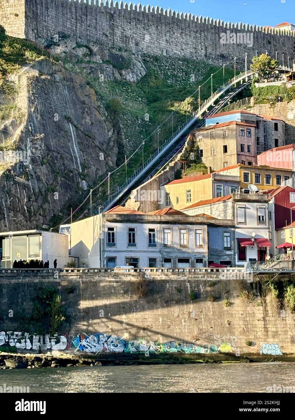 Wunderschöne historische Gebäude, von einem Boot auf dem Duoro aus gesehen - Smartphone-aufgenommenes Stockfoto