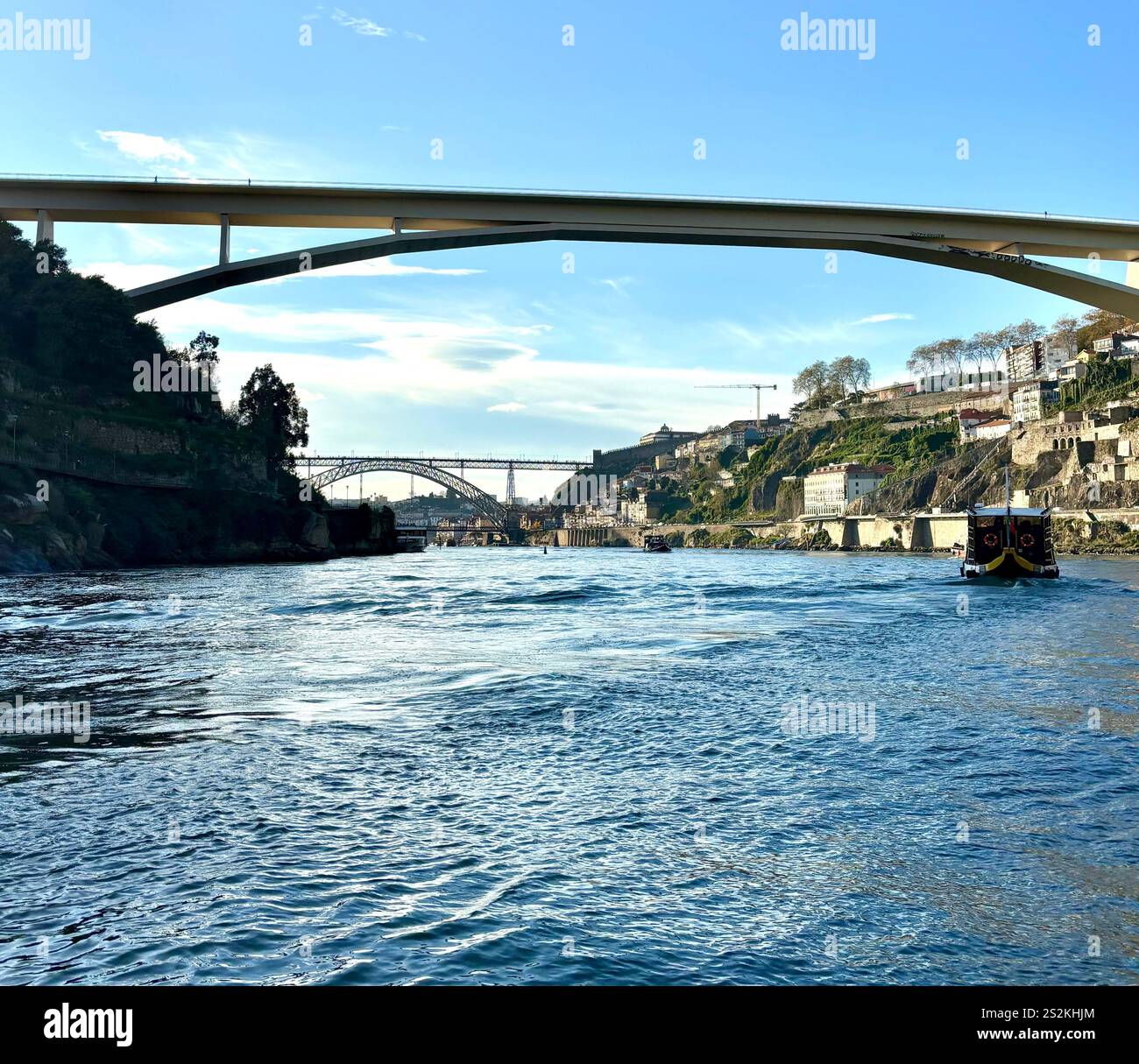 Wunderschöne historische Gebäude, von einem Boot auf dem Duoro aus gesehen - Smartphone-aufgenommenes Stockfoto