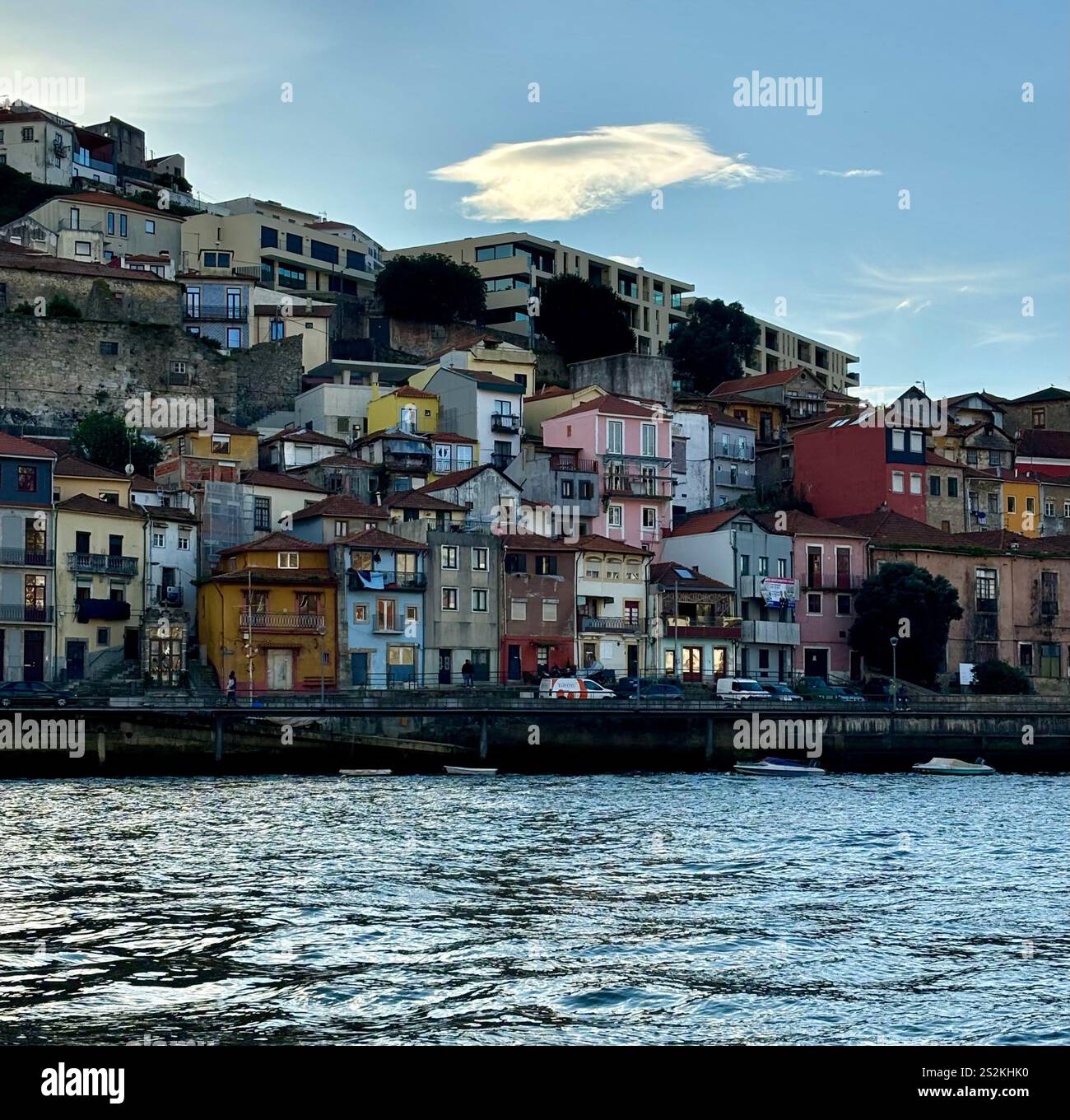 Wunderschöne historische Gebäude, von einem Boot auf dem Duoro aus gesehen - Smartphone-aufgenommenes Stockfoto