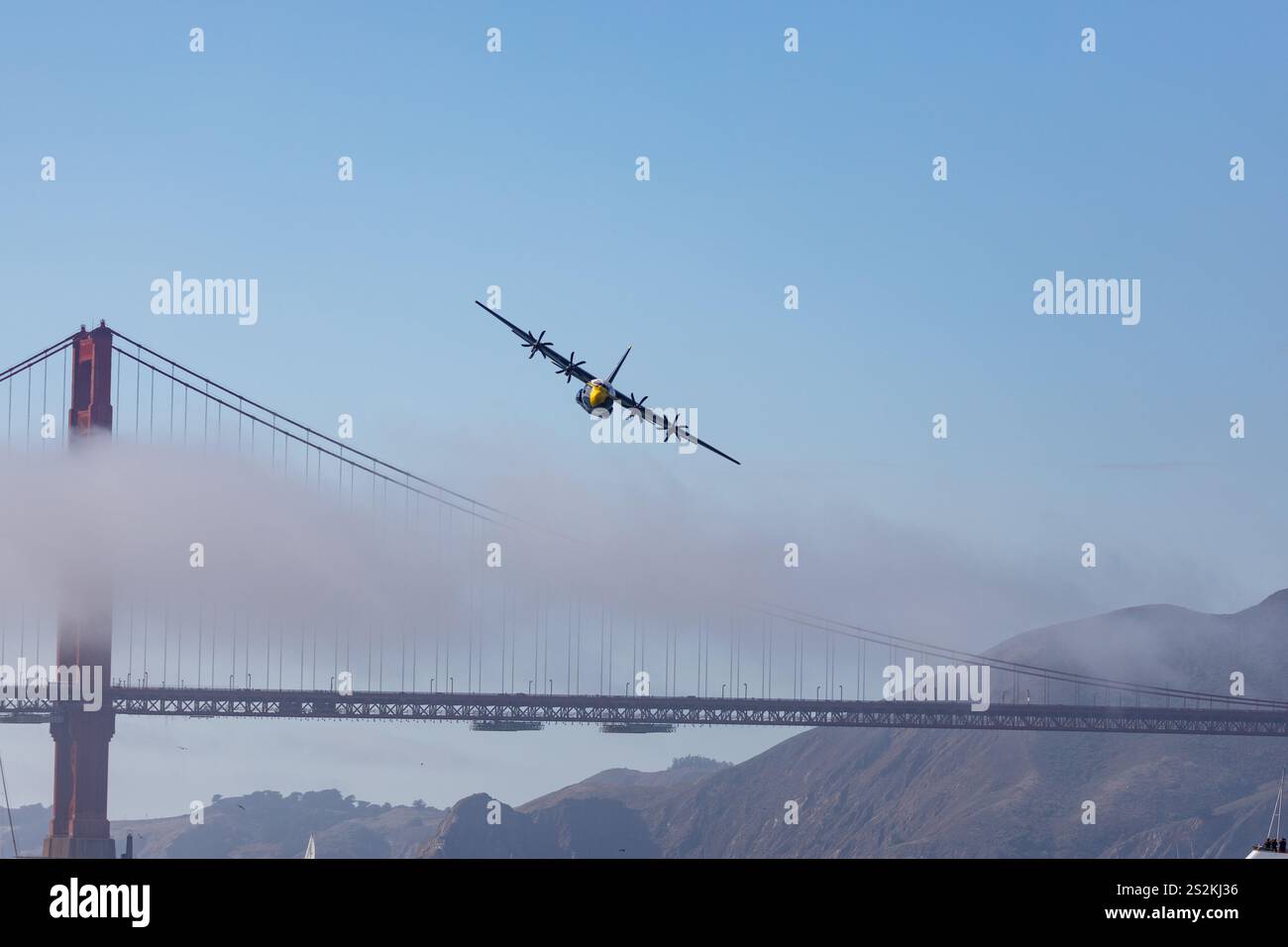 San Francisco, USA - 14. Oktober 2024: Fleetweek Airshow Blue Angels' Marine Corps Lockheed C-130 Hercules 'Fat Albert' über der Golden Gate Bridge Stockfoto