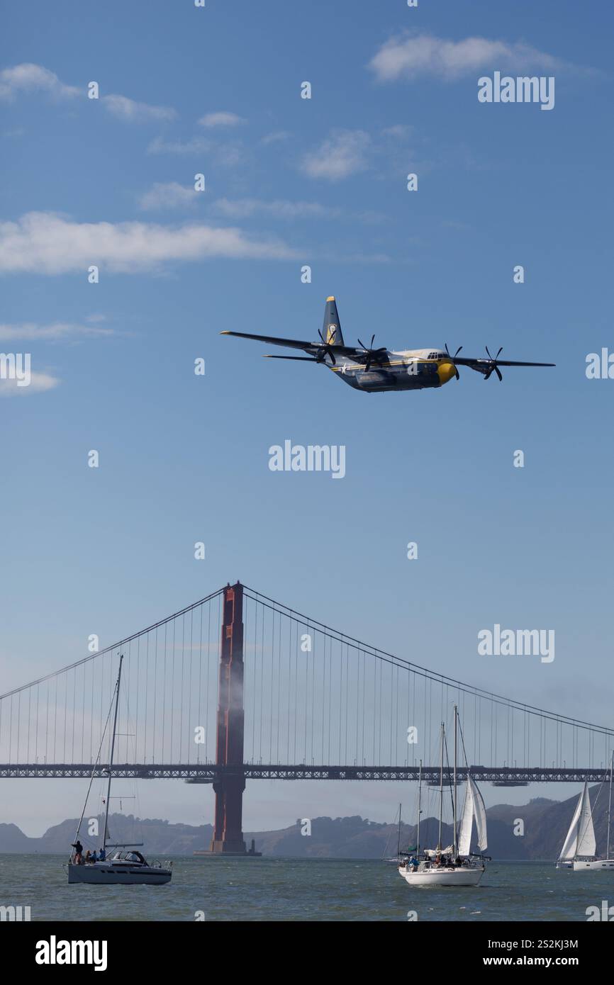San Francisco, USA - 14. Oktober 2024: Fleetweek Airshow Blue Angels' Marine Corps Lockheed C-130 Hercules 'Fat Albert' über der Golden Gate Bridge Stockfoto