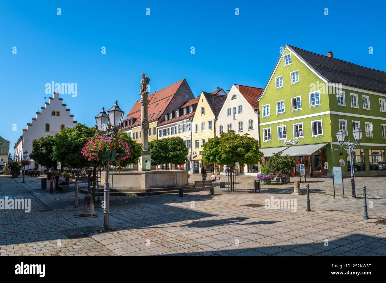 Schongau, Deutschland - 6. August 2024: Pulsierende Straße einer mittelalterlichen Stadt Schongau in Bayern mit einzigartiger farbenfroher Architektur und lebhafter Atmosphäre. Stockfoto