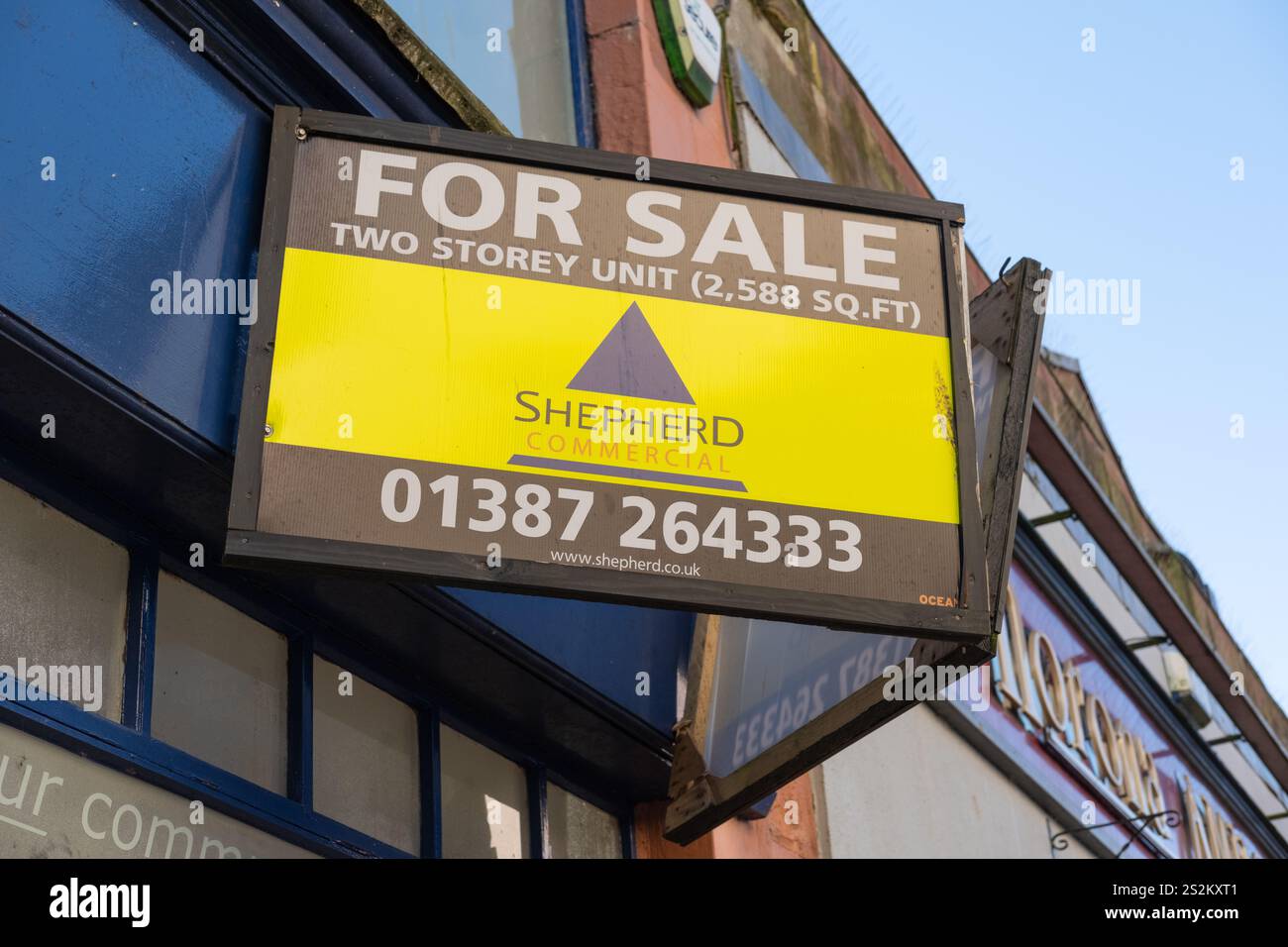 Zum Verkauf Schild über einem leeren Gewerbegrundstück in Friars Vennel, Dumfries Town Centre, Schottland, was auf eine schwierige lokale Wirtschaft hinweist. Stockfoto