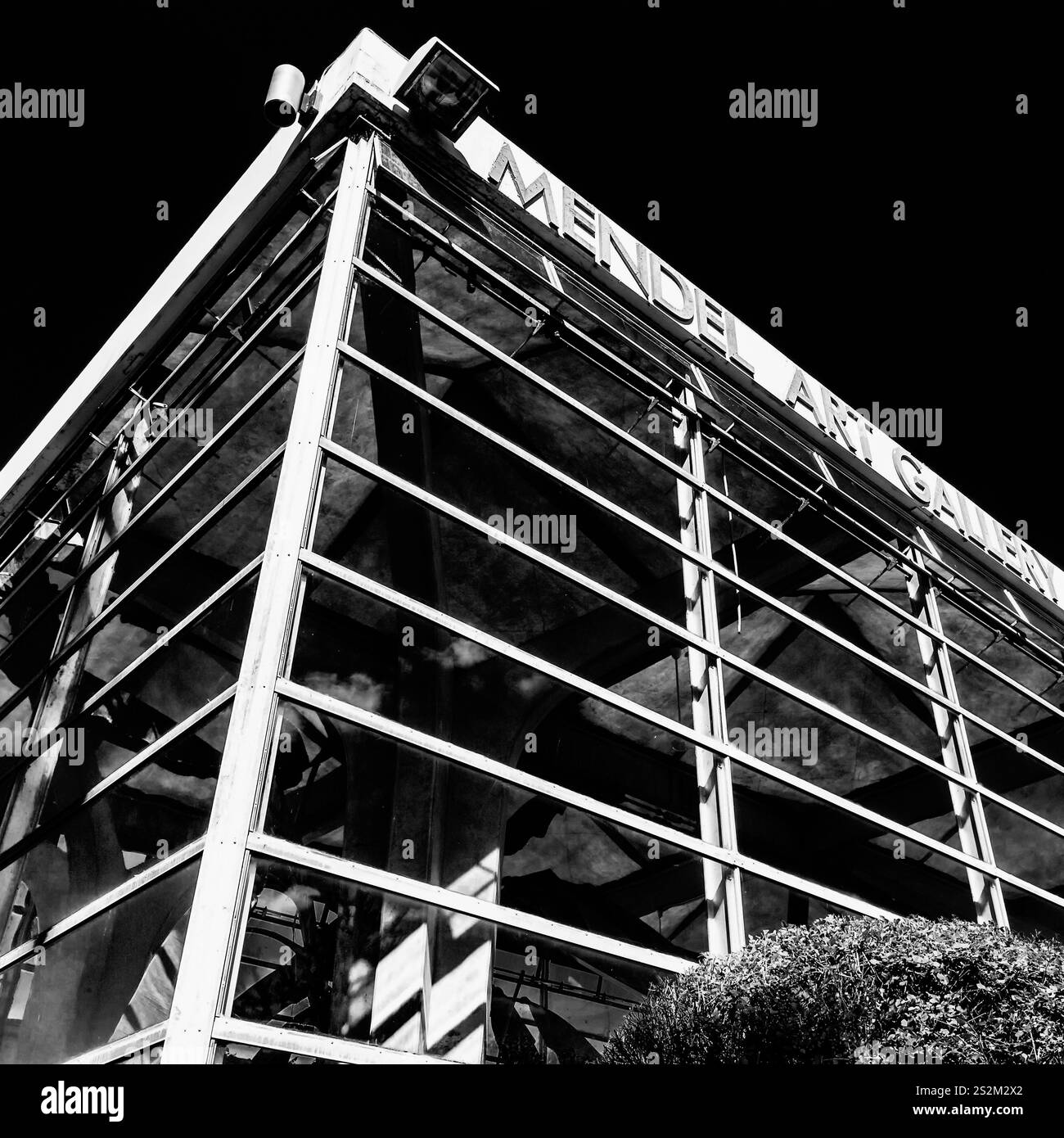 Ein großes Gebäude mit einer Glasfassade und dem Wort "Mendel Art Gallery" auf der Seite Stockfoto