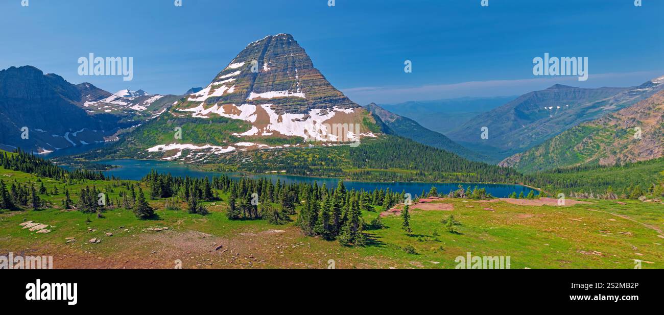 Alpine Panorama im Frühsommer am Hidden Lake Overlook im Glacier National Park in Montana Stockfoto