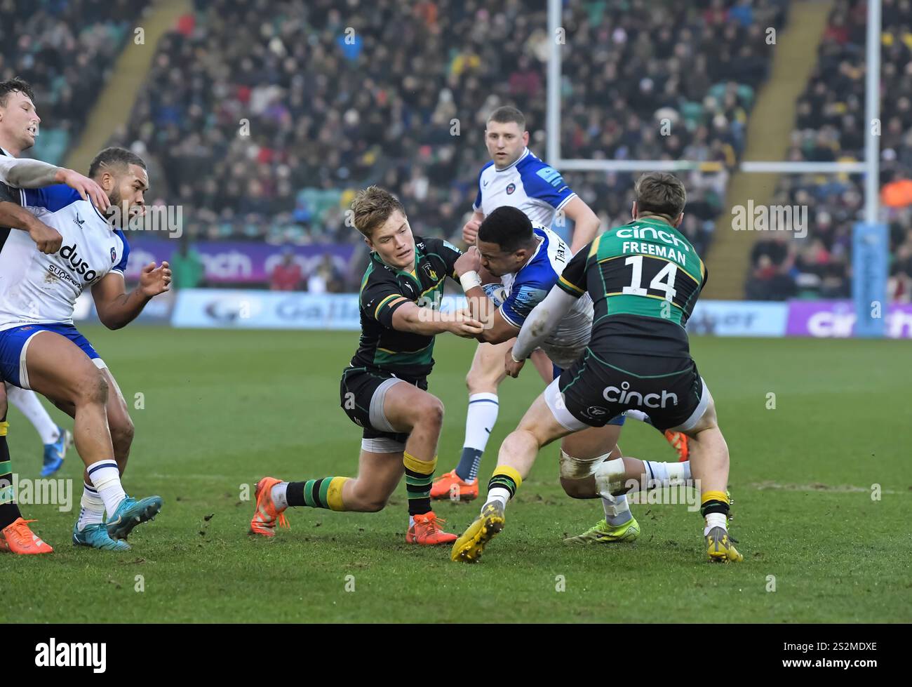 Fin Smith und Tommy Freeman von Northampton Saints kämpfen gegen Max Ojomoh aus Bath Rugby während des Gallagher Premiership Rugby-Spiels zwischen Northampton Sa Stockfoto
