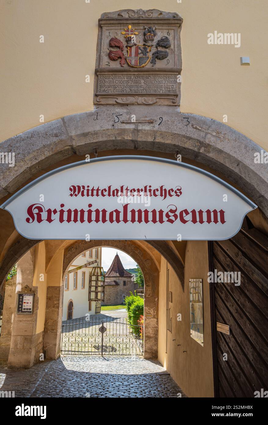 Rothenburg ob der Tauber, Deutschland - 8. August 2024: Das mittelalterliche Kriminalmuseum widmet sich der Geschichte der Rechtswissenschaft und Strafverfolgung aus der Mitte Stockfoto
