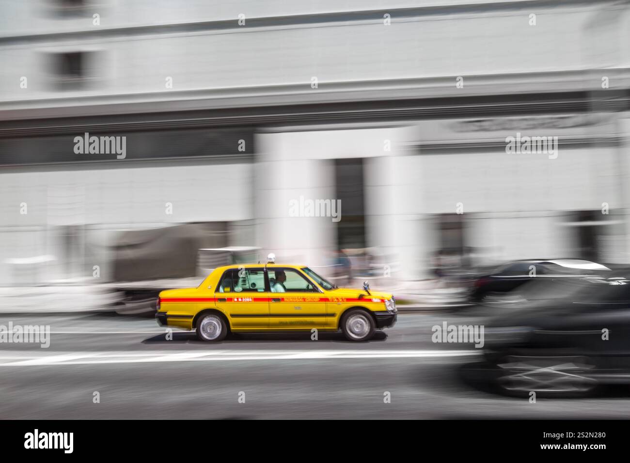 TOKIO, JAPAN - 4. JUNI 2015: Motion Unschärfe Taxi fährt durch Tokio, 4. Juni 2015 in Tokio, Japan. Stockfoto