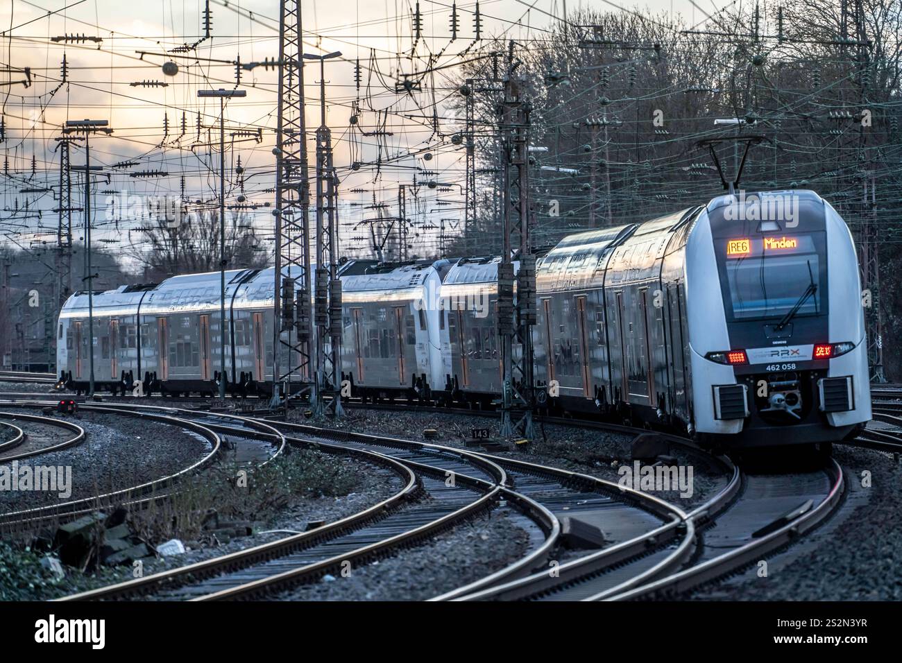 RRX Zug, RE 6 auf dem Weg nach Minden verlässt den Hauptbahnhof Essen, Essen, NRW, Deutschland Bahnhof *** RRX Zug, RE 6 auf dem Weg nach Minden verlässt Essen Hauptbahnhof, Essen, NRW, Deutschland Bahnhof Stockfoto