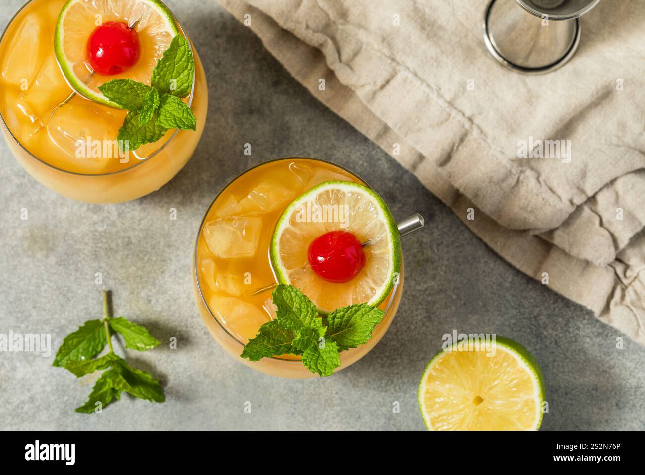 Kalter Boozy Tropical Mai Tai Cocktail mit Rum Lime und Orgeat Stockfoto