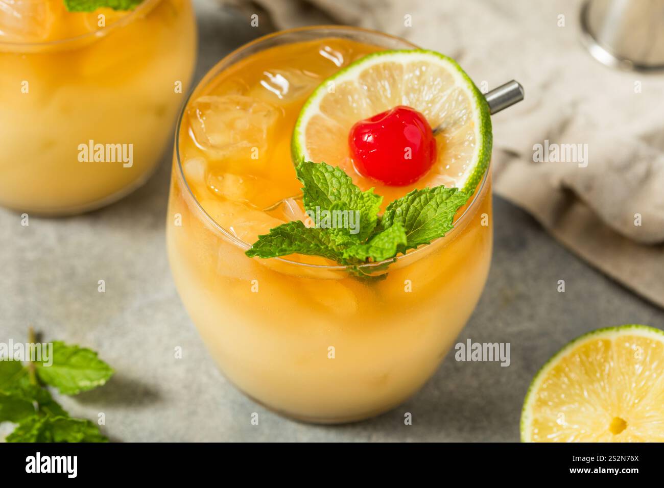 Kalter Boozy Tropical Mai Tai Cocktail mit Rum Lime und Orgeat Stockfoto