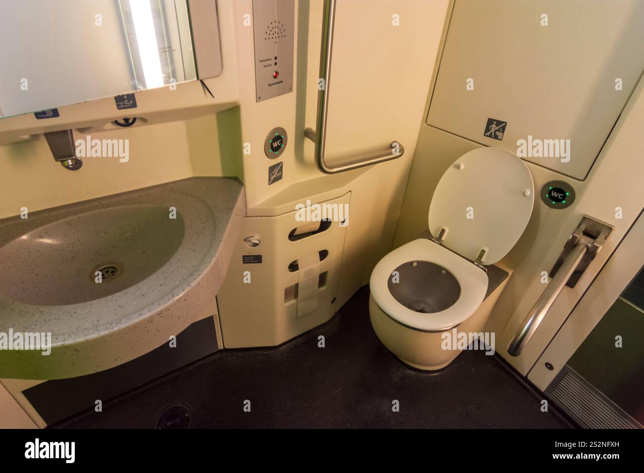 : Toilette im Zug der Firma Agilis in , Deutschland Stockfoto