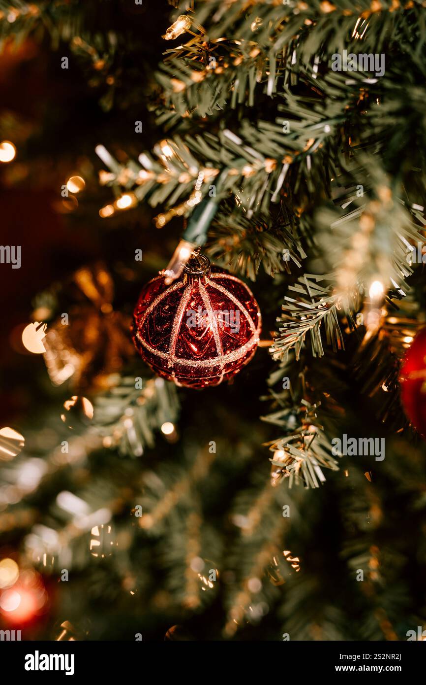 Weihnachtsschmuck mit rotem Ball hängt am Weihnachtsbaum Stockfoto