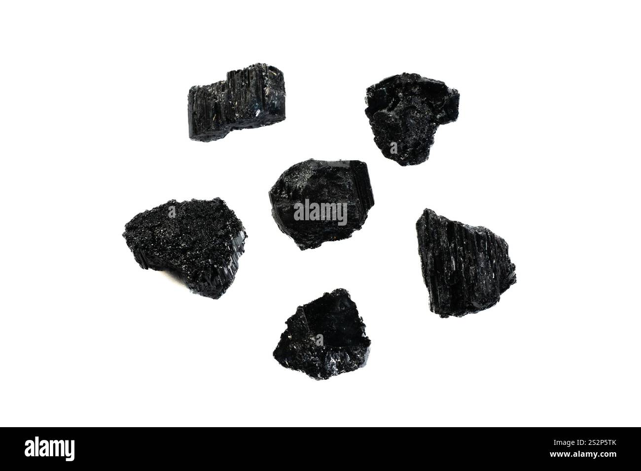 Schwarze Turmaline Edelsteine auf weißem Hintergrund. Stockfoto