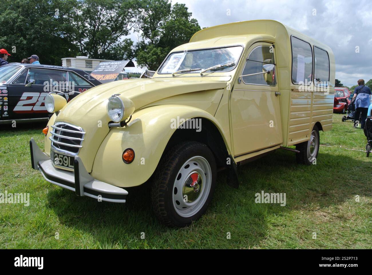 Ein Citroen 2cv Special aus dem Jahr 1986, das auf der 49th Historic Vehicle Gathering in Powderham, Devon, England, Großbritannien, ausgestellt wurde. Stockfoto