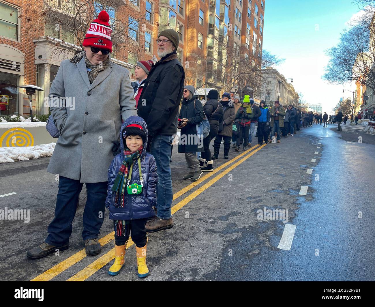 Washington, District of Columbia, USA. Januar 2025. REX ROSEK, 4 Jahre alt, kam mit seinem Vater STAS aus Georgien, um die Beerdigung des Präsidenten aus seinem Heimatstaat Georgia, Jimmy Carter, zu beobachten. (Credit Image: © Sue Dorfman/ZUMA Press Wire) NUR REDAKTIONELLE VERWENDUNG! Nicht für kommerzielle ZWECKE! Stockfoto