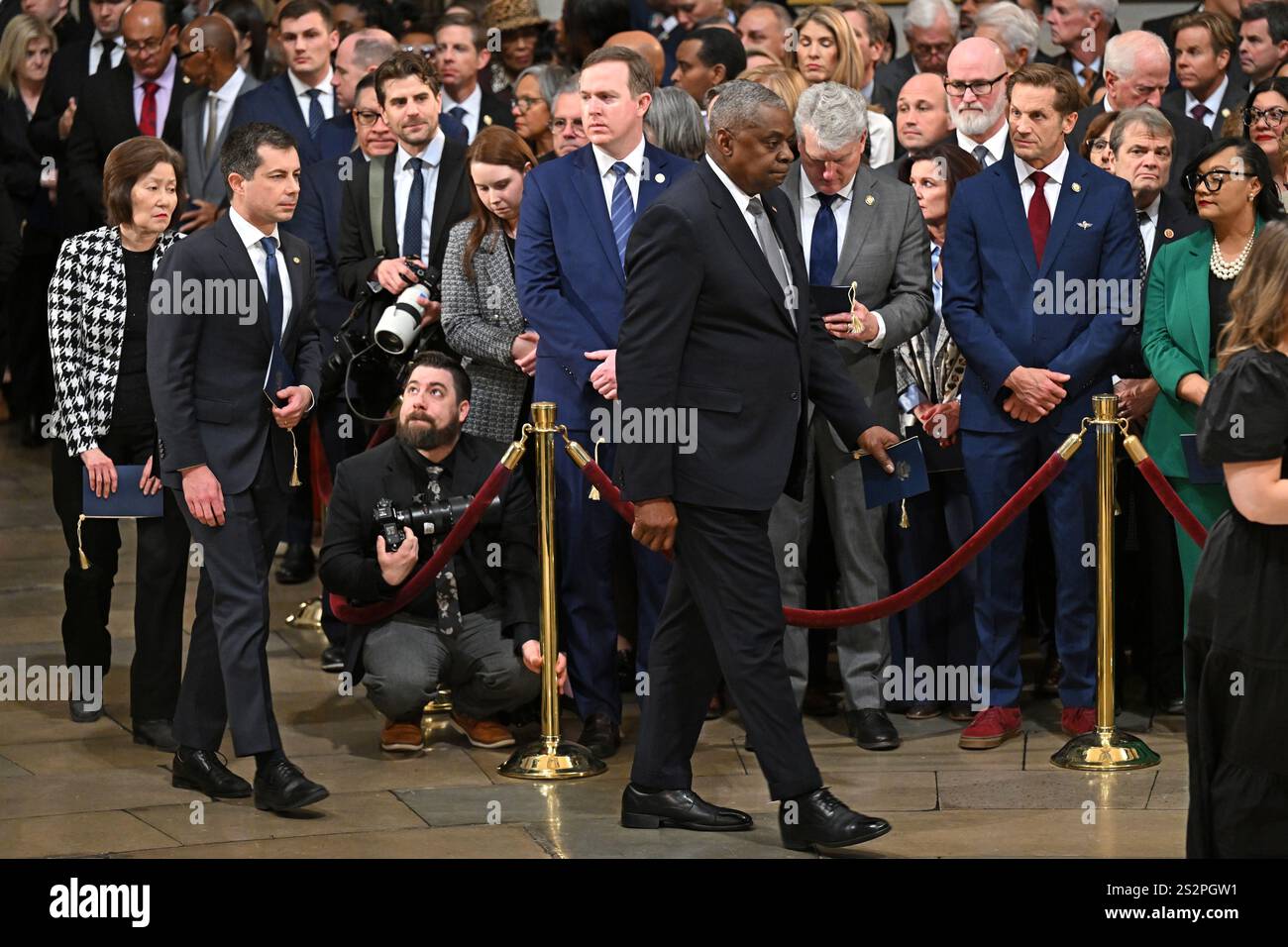 US-Verkehrsminister Pete Buttigieg (L) und US-Verteidigungsminister Lloyd Austin (C) treffen am 7. Januar 2025 im US-Capitol Rotunda in Washington, DC ein, wo der ehemalige US-Präsident Jimmy Carter in der Staatszeremonie liegt. Carter, der 39. Präsident der Vereinigten Staaten, starb im Alter von 100 Jahren am 29. Dezember 2024 in seinem Haus in Plains, Georgia. Kredit: Saul Loeb/Pool über CNP/MediaPunch Stockfoto