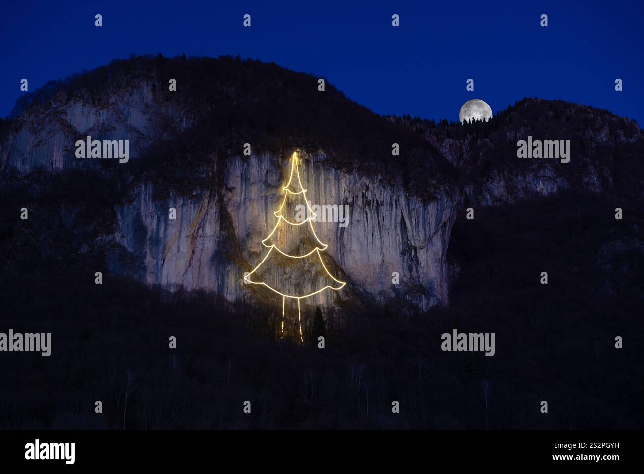 Cornalba Klippe beleuchtet mit Weihnachtsbaum Stockfoto