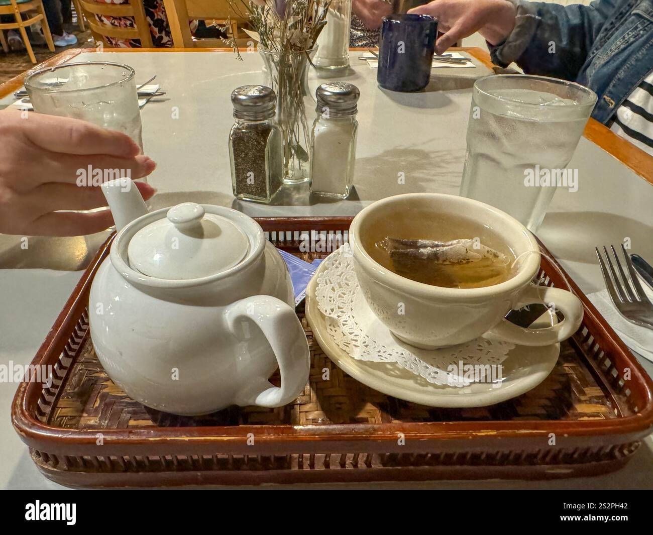 Ein Topf Earl Grey Tea im Maltby Cafe in Maltby, Washington. - Smartphone-aufgenommenes Stockfoto