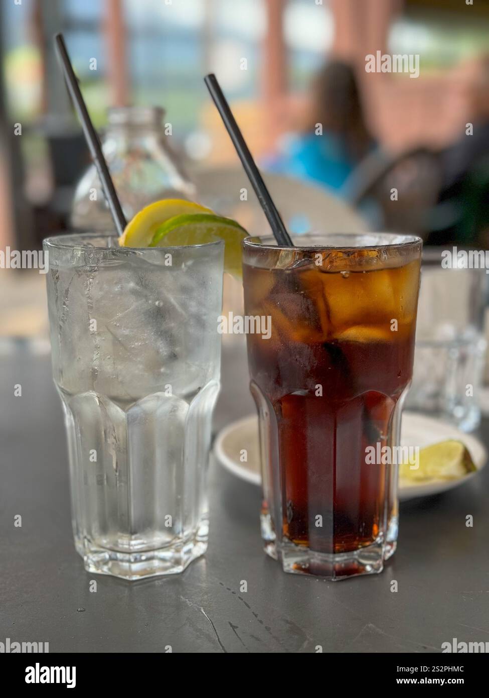 Getränke im Watershed in Brackendale, British Columbia, Kanada. Dieses Restaurant dient auch als Jack's Bar am „Virgin River“, einer mehrsaisonalen Show in Netfl. - Smartphone-aufgenommenes Stockfoto