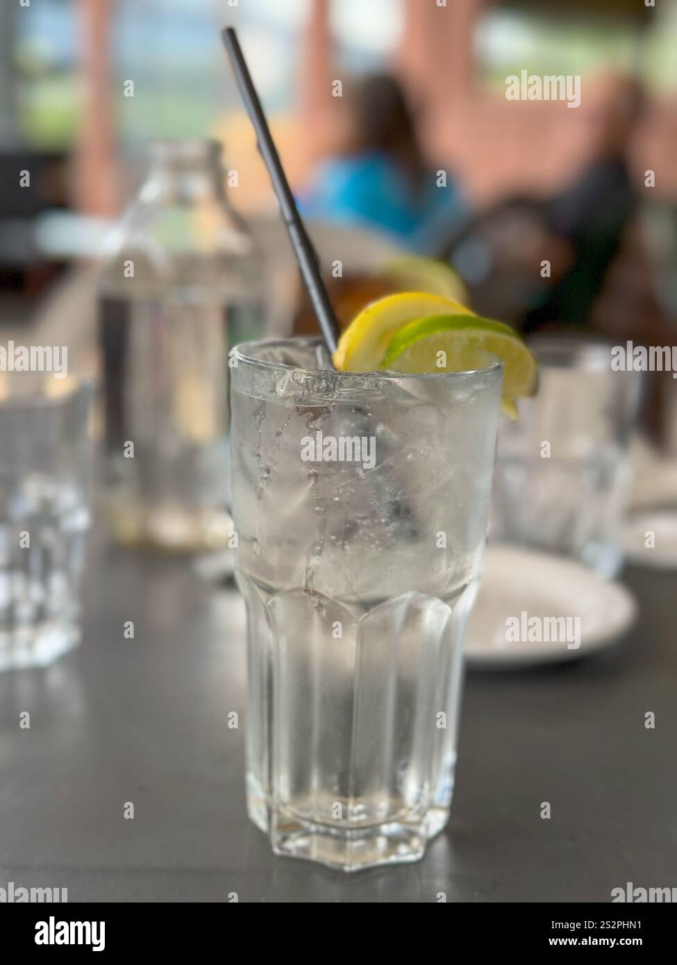 Getränke im Watershed in Brackendale, British Columbia, Kanada. Dieses Restaurant dient auch als Jack's Bar am „Virgin River“, einer mehrsaisonalen Show in Netfl. - Smartphone-aufgenommenes Stockfoto