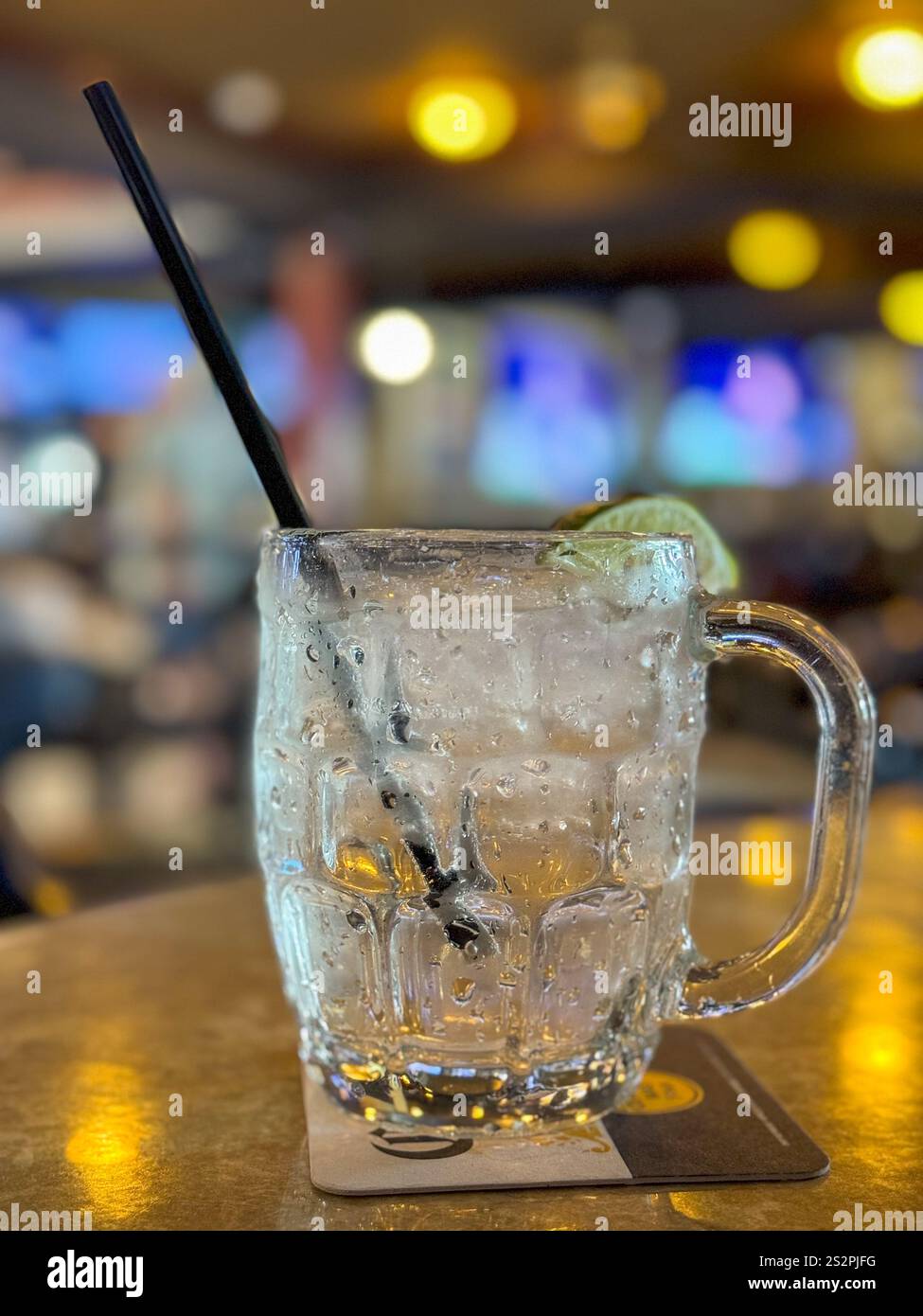 Getränke im Arms Pub in Coquitlam, British Columbia, Kanada. - Smartphone-aufgenommenes Stockfoto