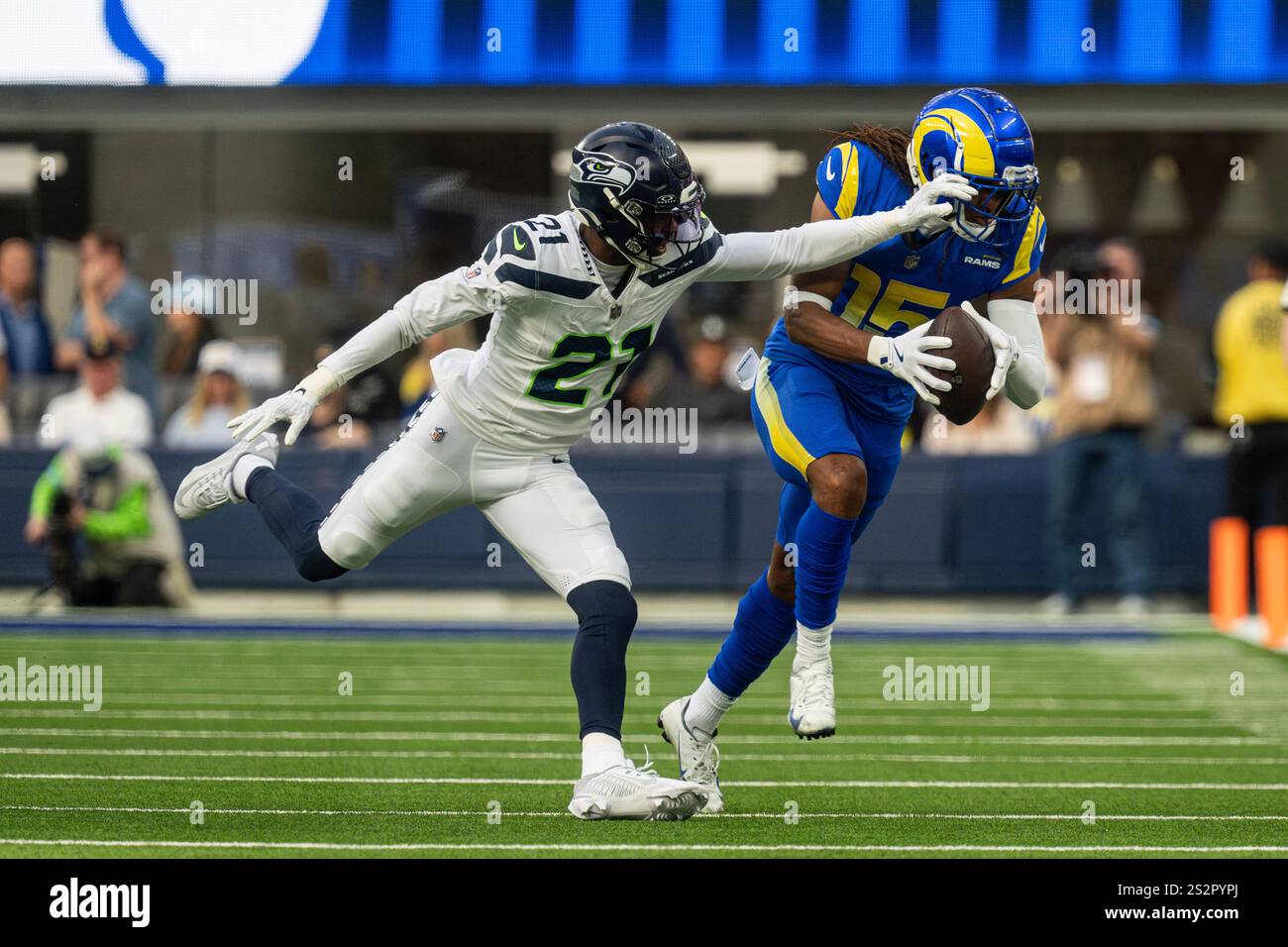Seattle Seahawks Cornerback Devon Witherspoon (21) verteidigt gegen den Los Angeles Rams Wide Receiver Demarcus Robinson (15) während eines NFL-Spiels, Sunday, Ja Stockfoto