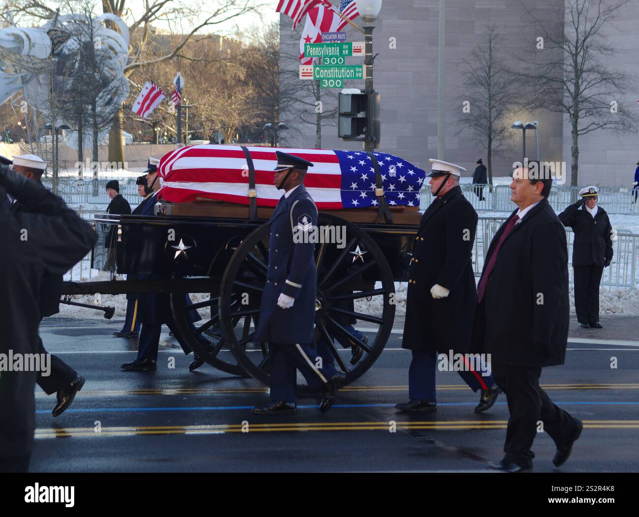 Washington, DC, USA. Januar 2025. Ein von Pferden gezogener Caisson trägt den mit Fahnen versehenen Sarg des ehemaligen US-Präsidenten Jimmy Carter die Pennsylvania Avenue hinunter zum Kapitol der USA. Quelle: Philip Yabut/Alamy Live News Stockfoto