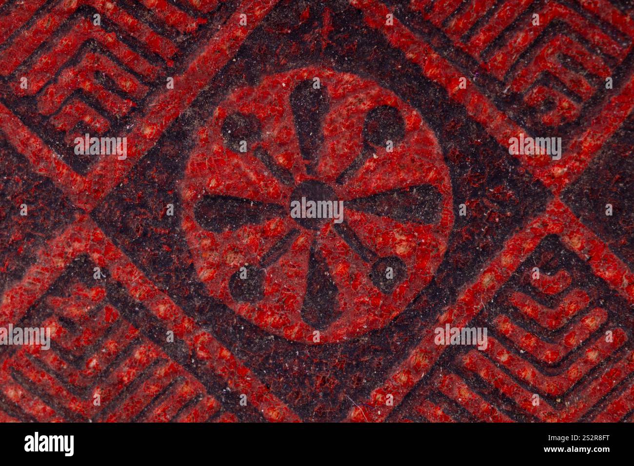 Nahaufnahme eines antiken Bucheinschlags mit geometrischem Design Stockfoto
