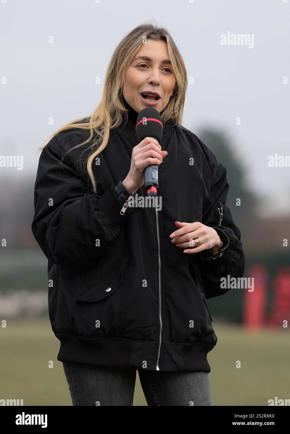 Cislago, Italien. Januar 2025. Victoire H. Cogevina Reynal Gründer und CEO von Mercury/13 Besitzer des FC Como Women vor dem Start des Freundschaftsspiels im Sport Village, Cislago. Der Bildnachweis sollte lauten: Jonathan Moscrop/Sportimage Credit: Sportimage Ltd/Alamy Live News Stockfoto