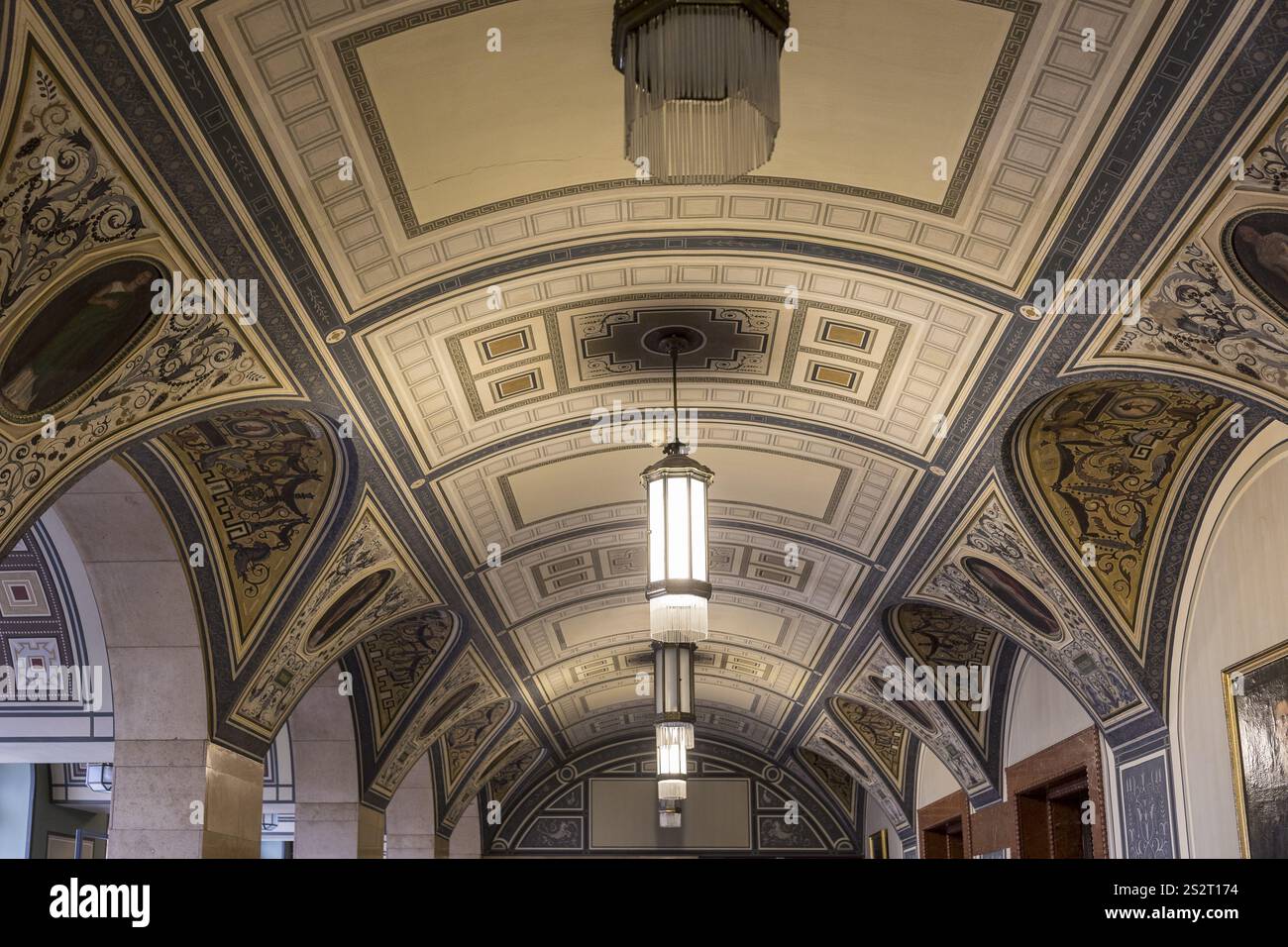 Deckengewölbe der Wandelhalle, Innenarchitektur des Rathauses in Chemnitz, Sachsen, Deutschland, Europa Stockfoto