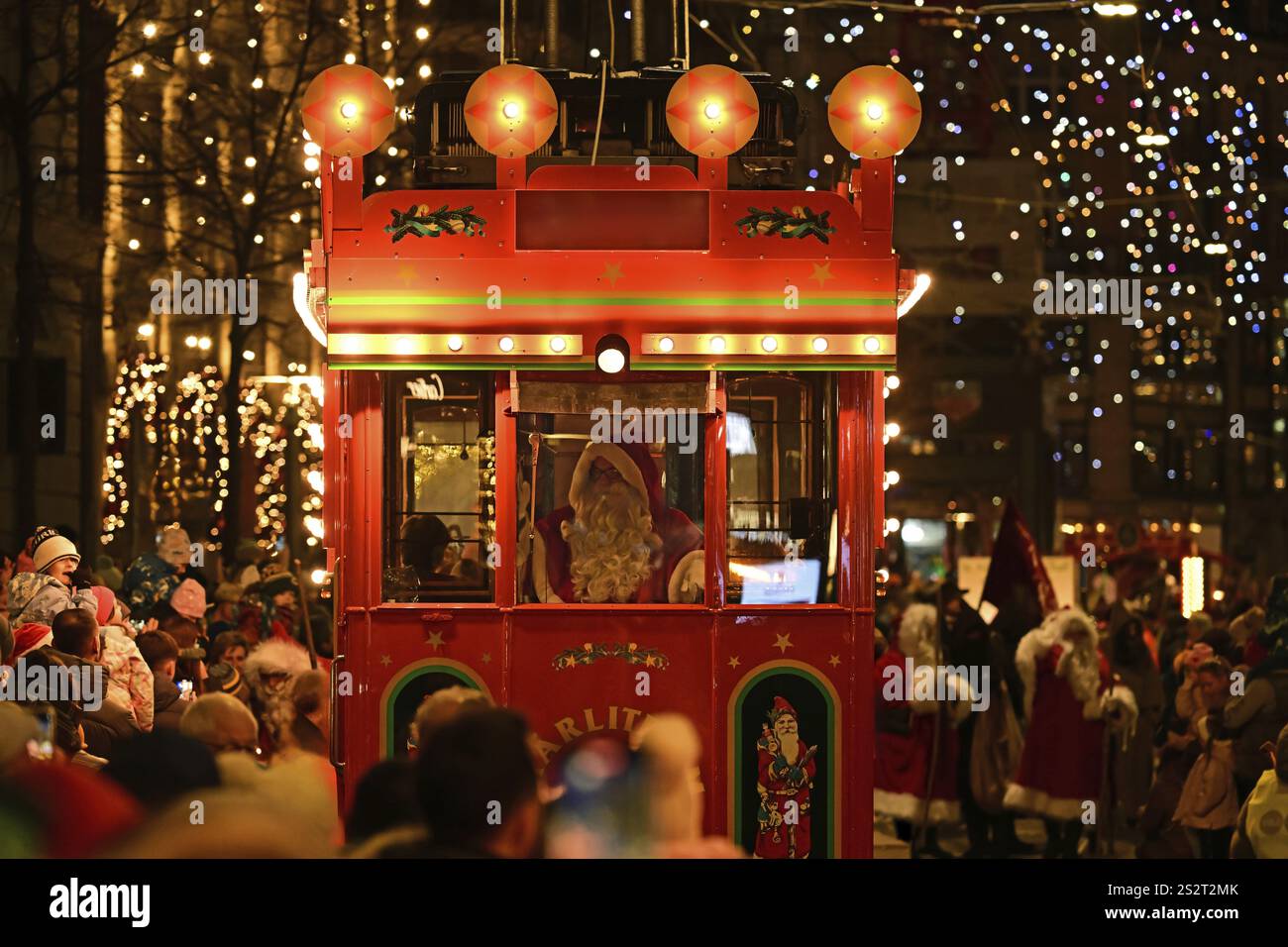 St. Nicholas-Parade oder Chlaus-Parade mit Maerlitram entlang der Bahnhofstraße, Stadtzentrum, Zürich Stockfoto St. Nicholas-Parade oder Chlaus-Parade mit Maerlitram entlang der Bahnhofstraße, Stadtzentrum, Zürich Stockfoto