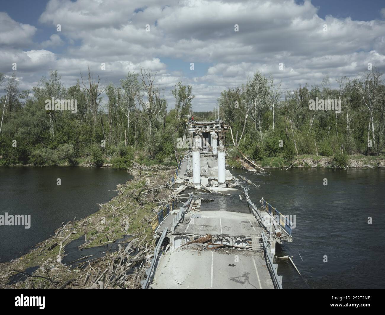 Zerstörte Brücke in der Nähe von Sviatohirsk, Ukraine, Europa Stockfoto