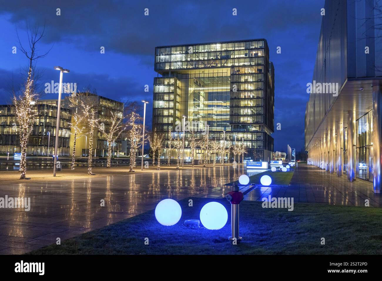 Der Ruhr Tech Campus Essen, ehemals ThyssenKrupp Campus, Hauptsitz von ThyssenKrupp, Gebäude K1, seit 2024 weitere Unternehmen wie E. EIN und S Stockfoto