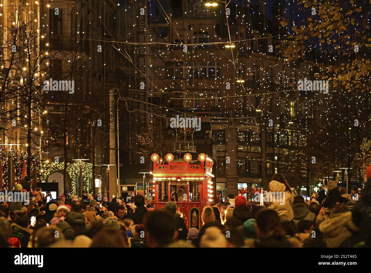 St. Nicholas-Parade oder Chlaus-Parade mit Maerlitram entlang der Bahnhofstraße, Stadtzentrum, Zürich Stockfoto St. Nicholas-Parade oder Chlaus-Parade mit Maerlitram entlang der Bahnhofstraße, Stadtzentrum, Zürich Stockfoto