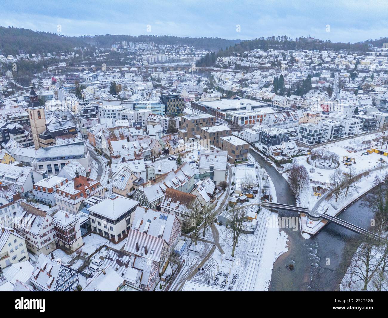 Winterliche Stadtlandschaft mit schneebedeckten Dächern, Fluss und Brücken in einer urbanen Umgebung, Nagold, Schwarzwald, Deutschland, Europa Stockfoto