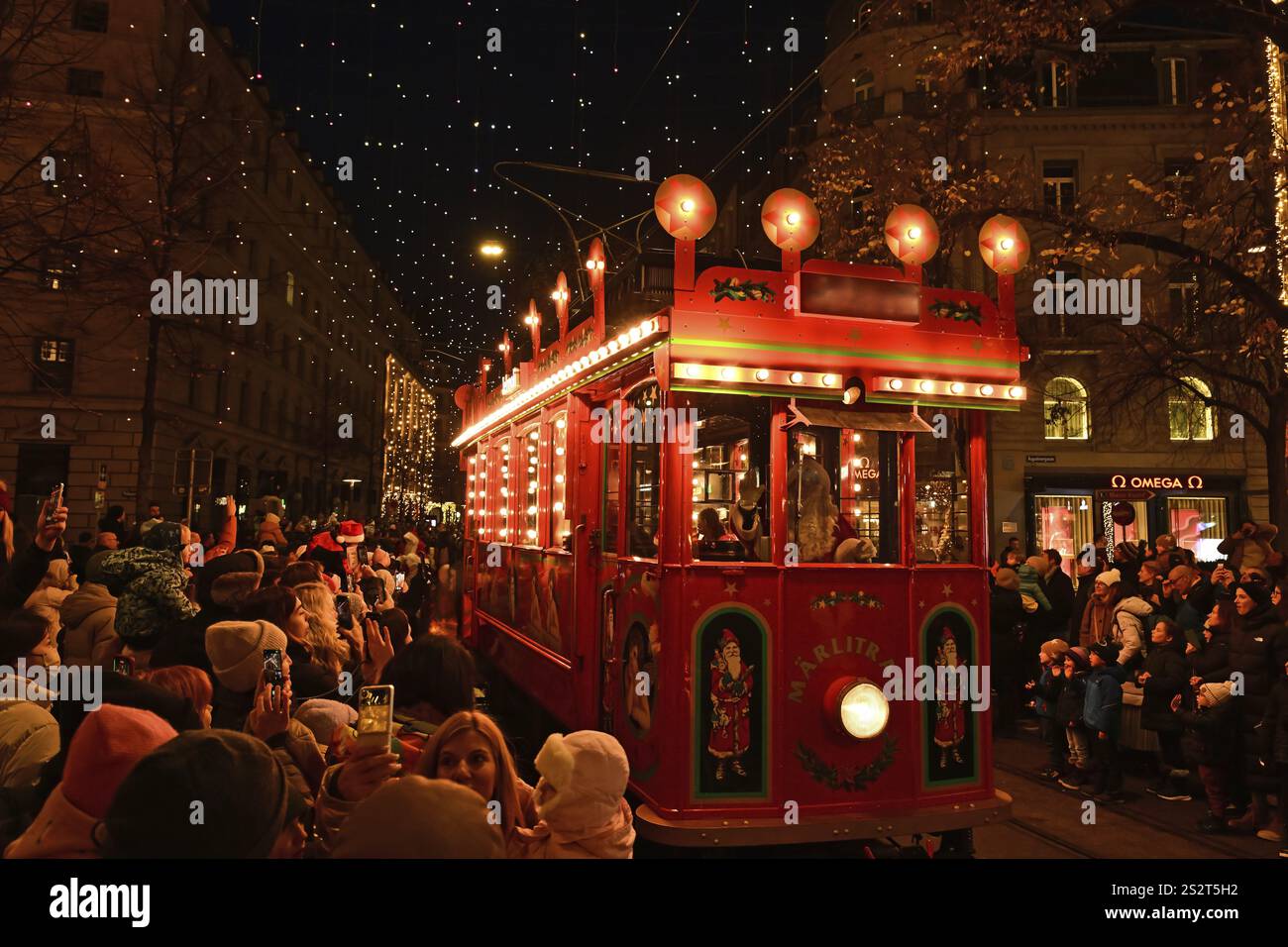 St. Nicholas-Parade oder Chlaus-Parade mit Maerlitram entlang der Bahnhofstraße, Stadtzentrum, Zürich Stockfoto St. Nicholas-Parade oder Chlaus-Parade mit Maerlitram entlang der Bahnhofstraße, Stadtzentrum, Zürich Stockfoto