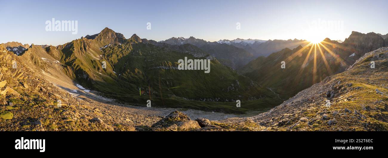 Berglandschaft bei Sonnenaufgang mit Sonnenstern, Blick auf die Berggipfel der Venedigergruppe und ins Großbachtal vom Gipfel des Bachlen Stockfoto