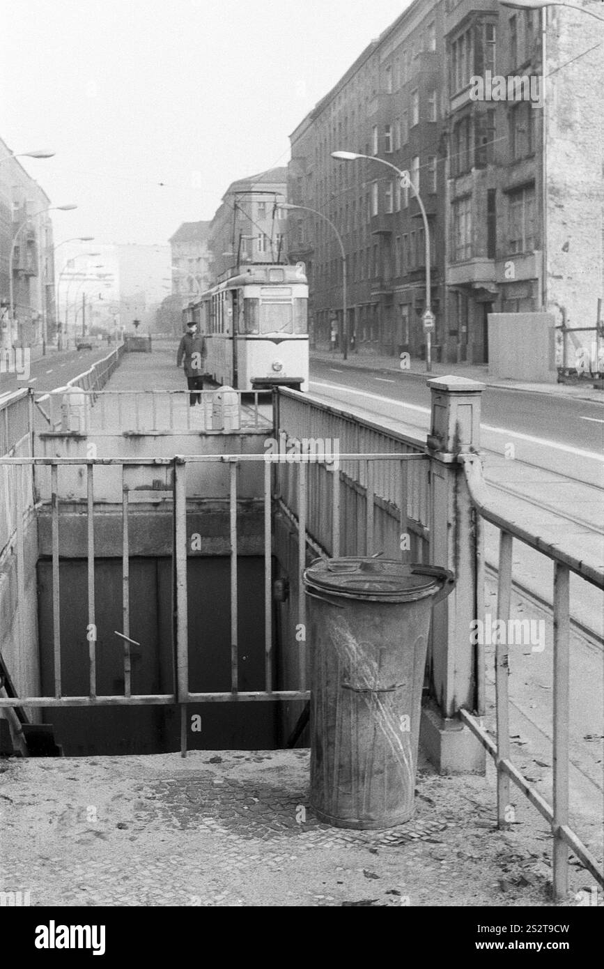 09.11.1981, Ost-Berlin, Bezirk Berlin-Mitte, geschlossene U-Bahn-Station Franzoesische Straße in der Friedrichstraße, West-Berliner U-Bahn-Linie Stockfoto