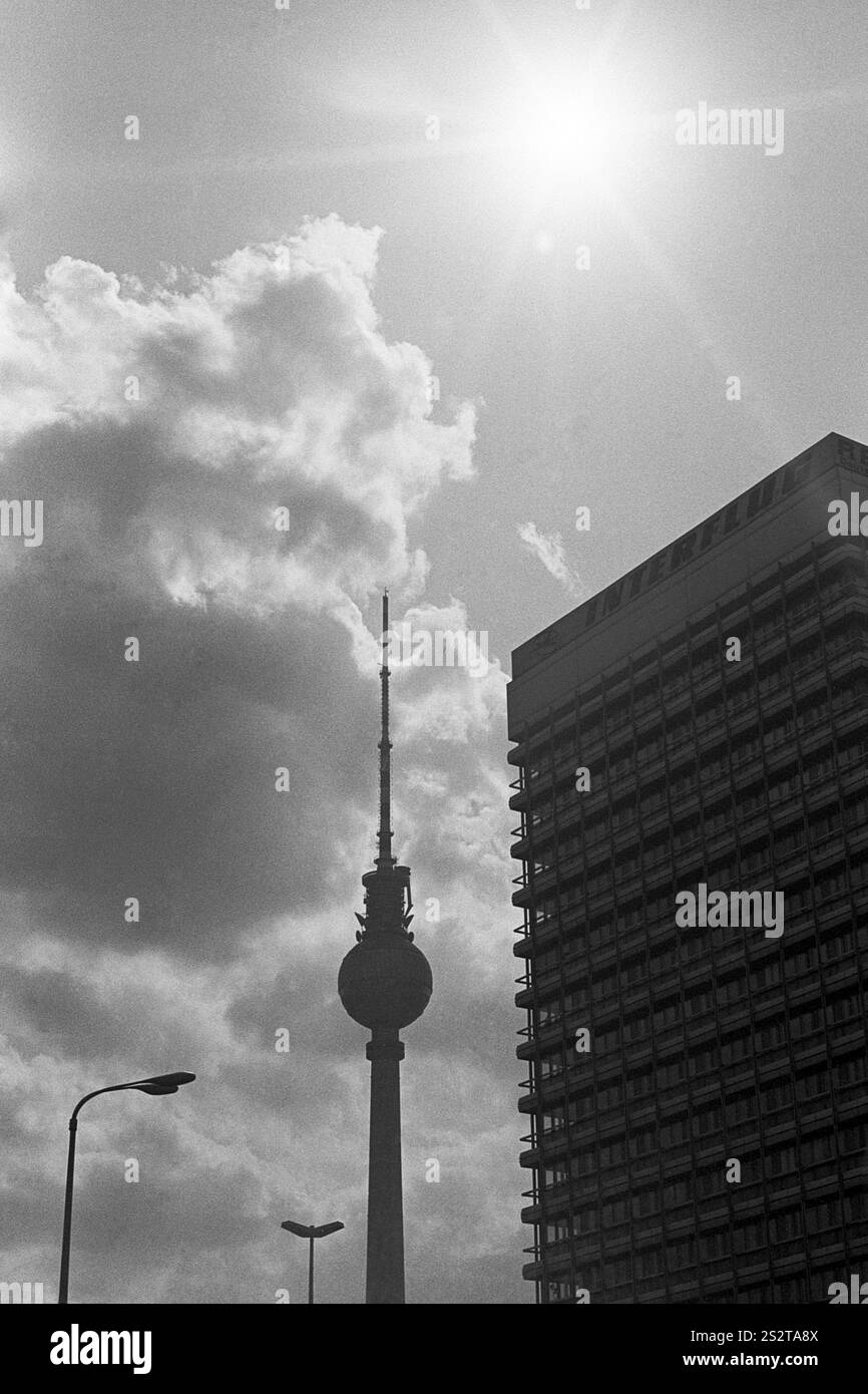 15.08.1983, DDR, Ost-Berlin, Abendstimmung am Alexanderplatz, Silhouette des Fernsehturms und Haus des Reisens Stockfoto