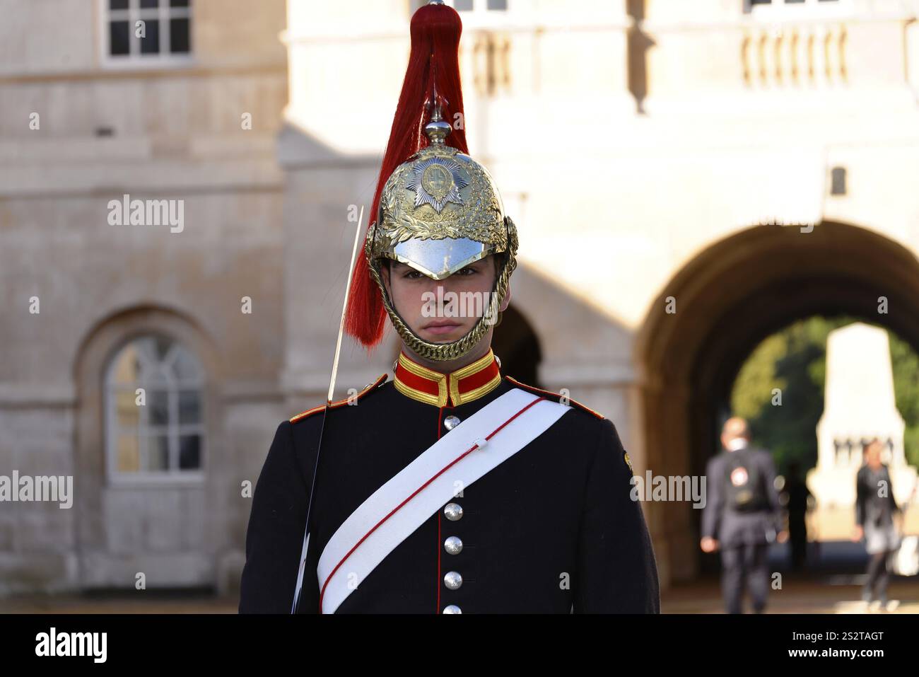 Eine Rettungswache der Household Cavalry, British Guards Cavalry, London, Region London, England, Großbritannien, Eine Wache in traditioneller Uniform steht für i Stockfoto