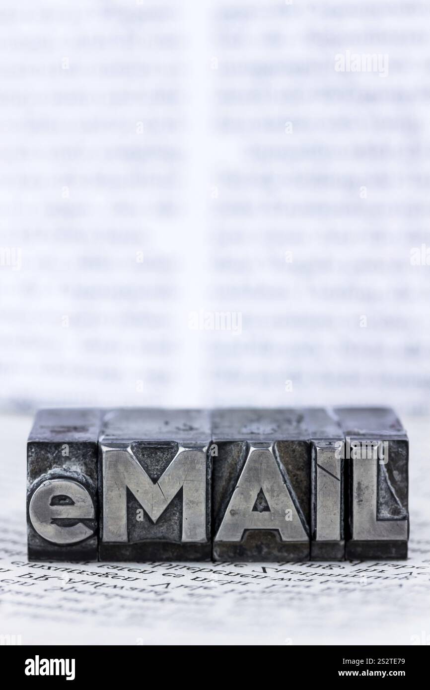 Das Wort E-Mail, geschrieben in Vorbuchstaben. Symbolfoto für schnelle Korrespondenz Österreich Stockfoto